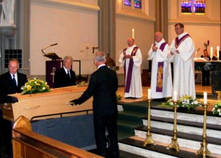 Aankomst van de baar in de kerk..